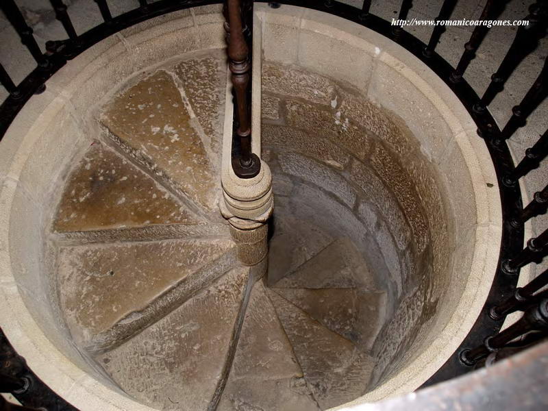 ESCALERA DE CARACOL. NICO ACCESO A LA CRIPTA